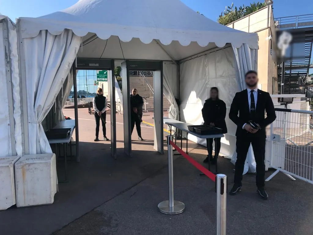 Filtrage sous portique et inspection visuelle des sacs
